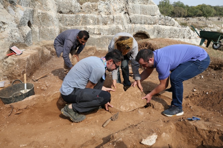 Diyarbakır'ın Kulp ilçesindeki eski taş ocağındaki kazıda çocuk mezarlığı bulundu