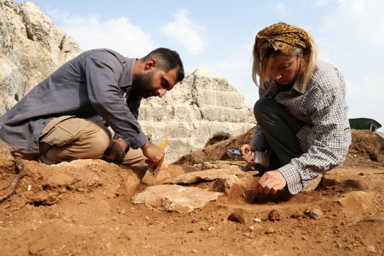 Diyarbakır'ın Kulp ilçesindeki eski taş ocağındaki kazıda çocuk mezarlığı bulundu