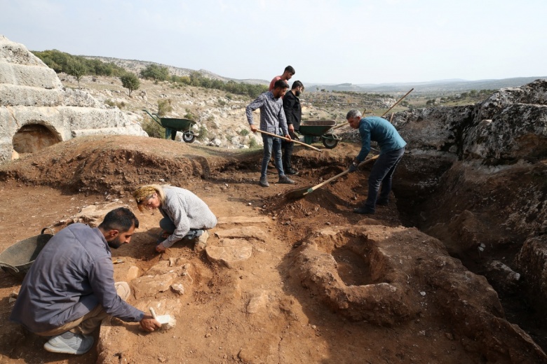 Diyarbakır'ın Kulp ilçesindeki eski taş ocağındaki kazıda çocuk mezarlığı bulundu