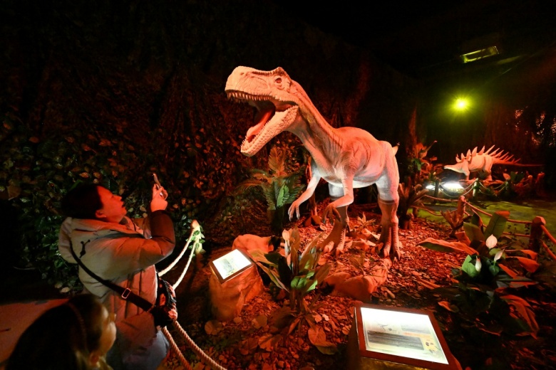 Brüksel'deki Canlı Dinozoar: Dinos Alive sergisi yoğun ilgi görüyor