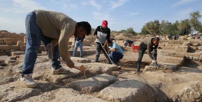 Arkeologlar Dara Antik Kentinde keşfedilen tarihi çarşı gün yüzüne çıkartıyor