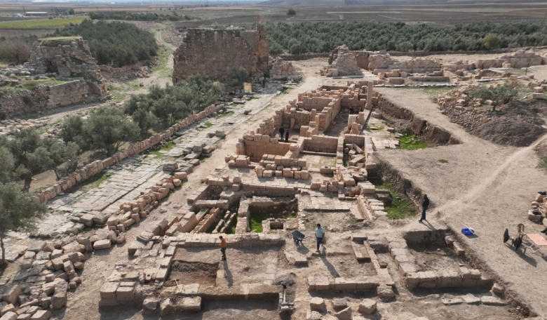 Arkeologlar Dara Antik Kenti'nde keşfedilen tarihi çarşı gün yüzüne çıkartıyor