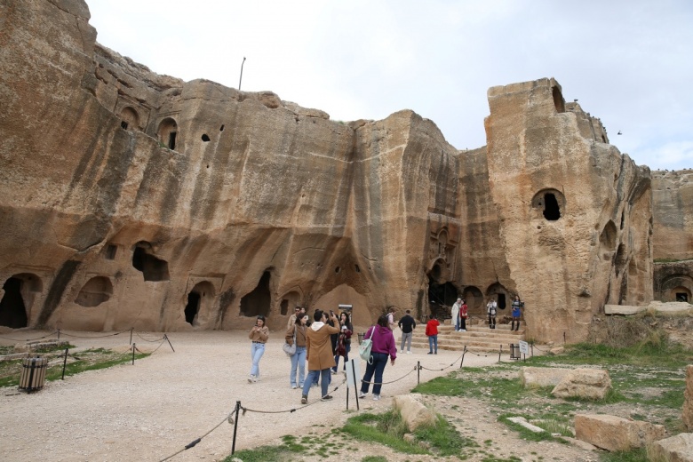 Arkeologlar Dara Antik Kenti'nde keşfedilen tarihi çarşı gün yüzüne çıkartıyor