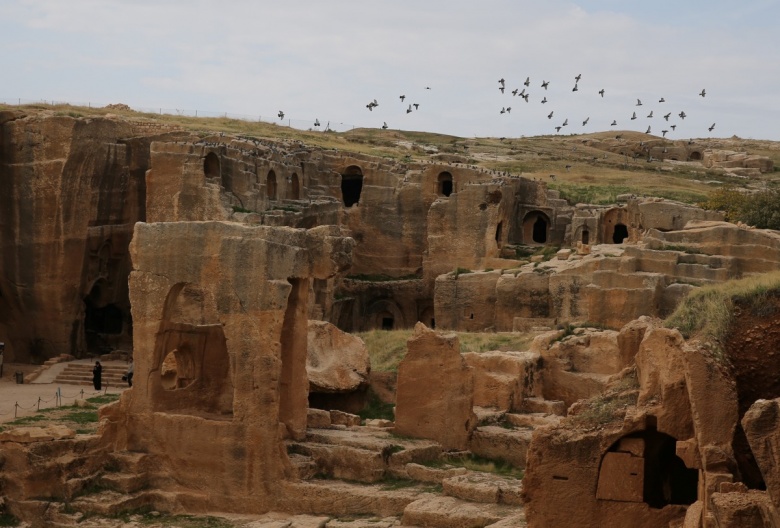 Arkeologlar Dara Antik Kenti'nde keşfedilen tarihi çarşı gün yüzüne çıkartıyor