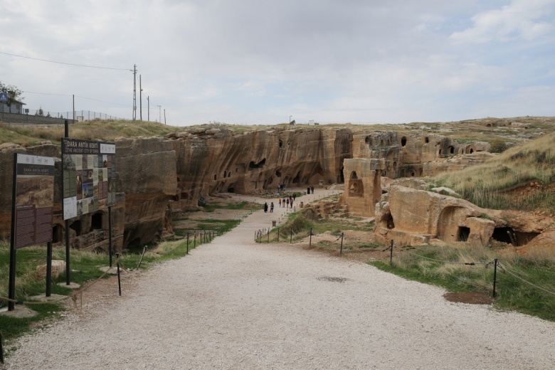 Arkeologlar Dara Antik Kenti'nde keşfedilen tarihi çarşı gün yüzüne çıkartıyor