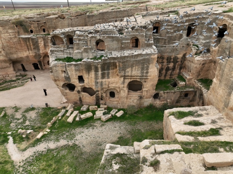 Arkeologlar Dara Antik Kenti'nde keşfedilen tarihi çarşı gün yüzüne çıkartıyor