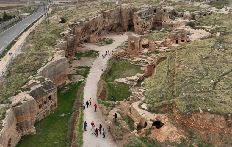 Arkeologlar Dara Antik Kenti'nde keşfedilen tarihi çarşı gün yüzüne çıkartıyor