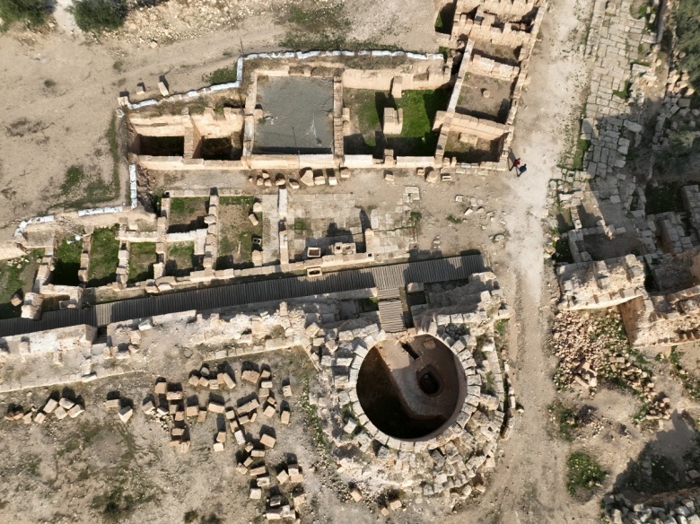 Arkeologlar Dara Antik Kenti'nde keşfedilen tarihi çarşı gün yüzüne çıkartıyor