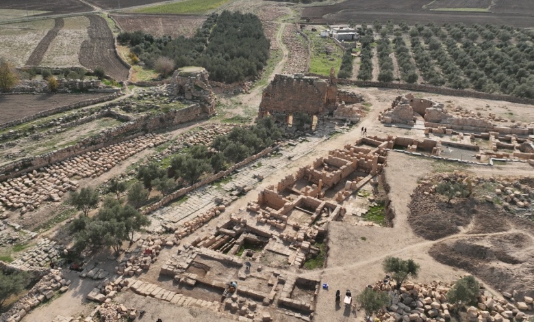 Arkeologlar Dara Antik Kenti'nde keşfedilen tarihi çarşı gün yüzüne çıkartıyor