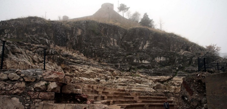 Zile Kalesi'ndeki antik tiyatronun şekli Roma dönemi eseri olduğunu gösteriyor