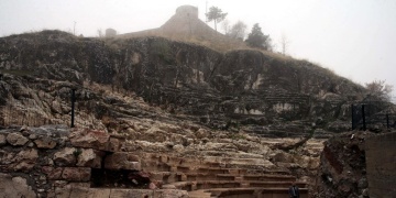 Zile Kalesindeki antik tiyatronun şekli Roma dönemi eseri olduğunu gösteriyor