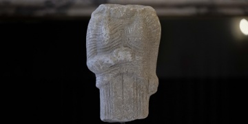 Miletten İngiltereye kaçırılan arkeolojik eser kore torsosu Türkiyeye iade edildi