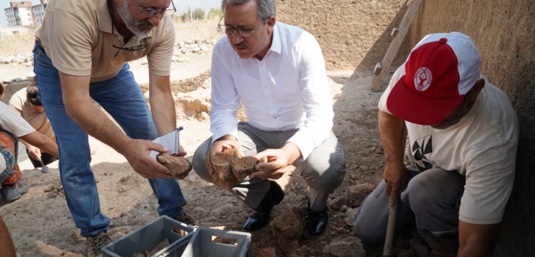 İzmir'deki Yeşilova ve Yassıtepe kazıları geçmişe ışık tutmaya devam ediyor