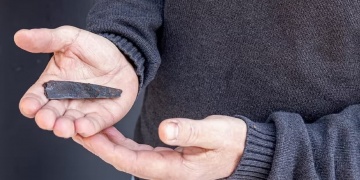 Üstünde hirila yazan 2 bin yıllık bıçak Danimarkada bulunan en eski runik yazıtlı eser oldu