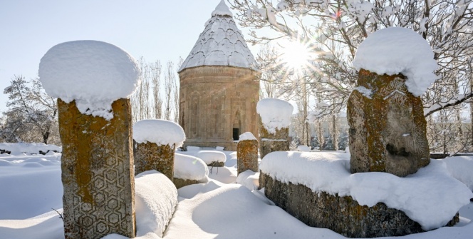 Halime Hatun Kümbeti ve Selçuklu Mezarlığından kış manzaraları