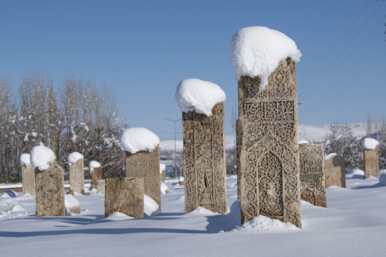 Halime Hatun Kümbeti ve Selçuklu Mezarlığından kış manzaraları