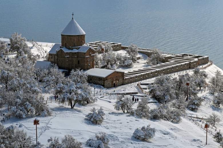 Akdamar Adası'ndan kış manzaraları