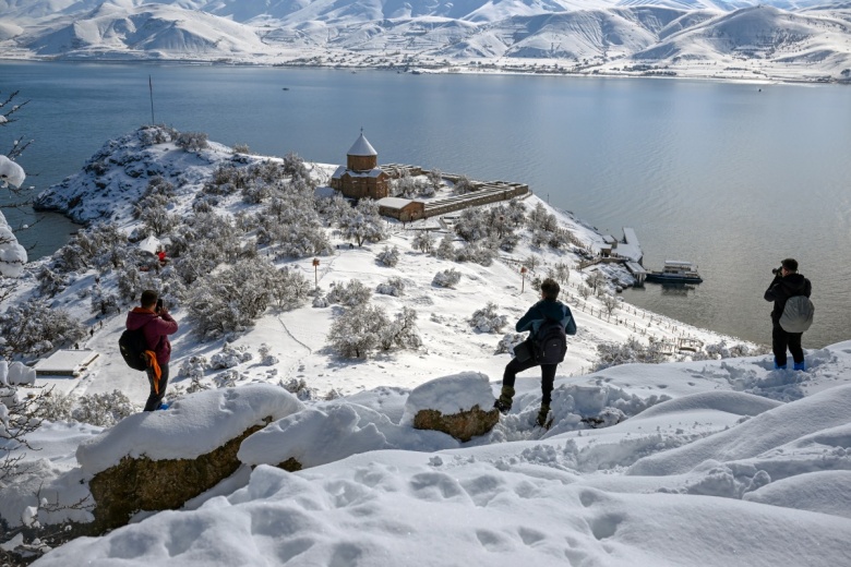 Akdamar Adası'ndan kış manzaraları