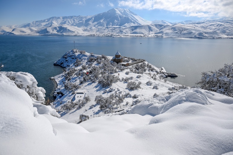 Akdamar Adası'ndan kış manzaraları
