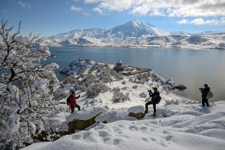 Akdamar Adası'ndan kış manzaraları