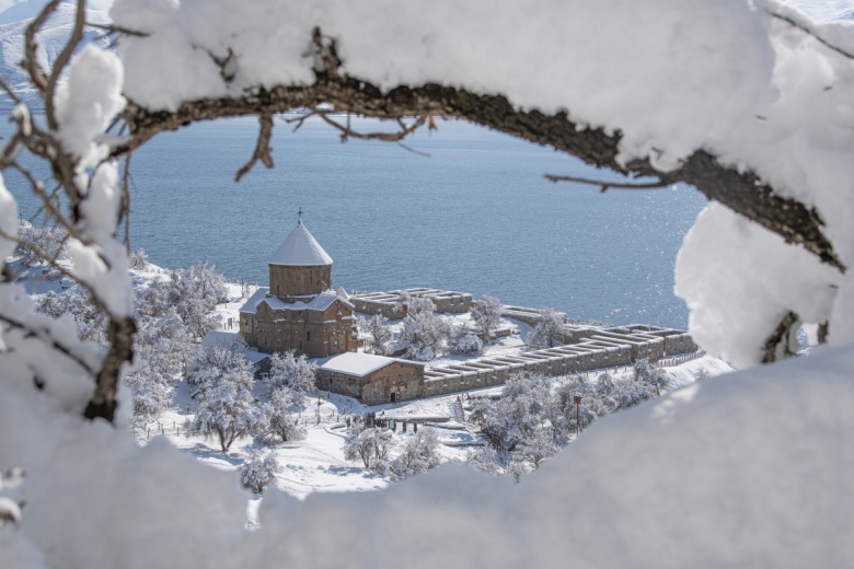 Akdamar Adası'ndan kış manzaraları