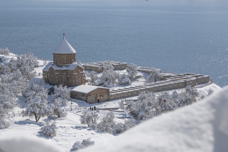 Akdamar Adası'ndan kış manzaraları