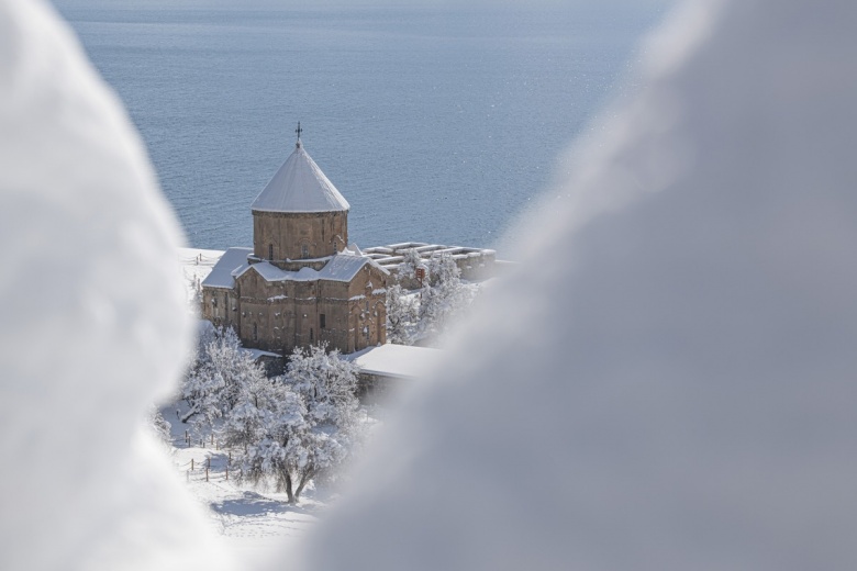 Akdamar Adası'ndan kış manzaraları