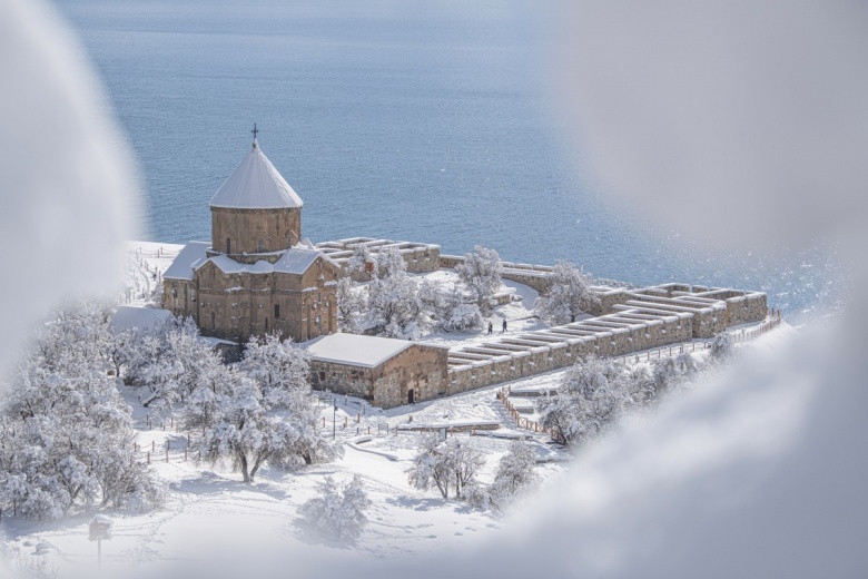 Akdamar Adası'ndan kış manzaraları