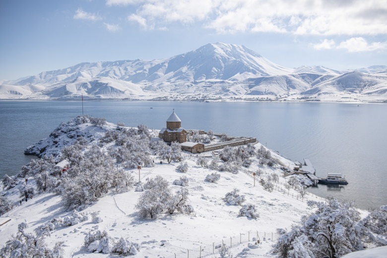 Akdamar Adası'ndan kış manzaraları