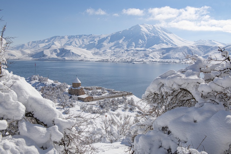 Akdamar Adası'ndan kış manzaraları