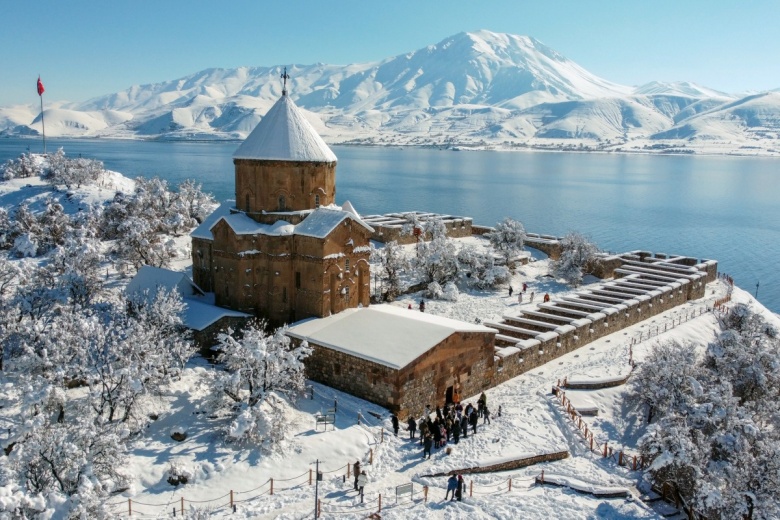 Akdamar Adası'ndan kış manzaraları