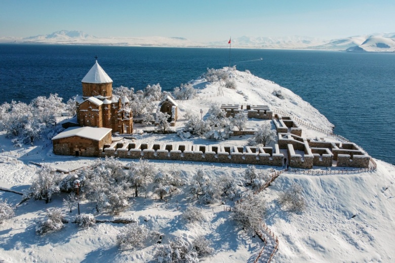 Akdamar Adası'ndan kış manzaraları