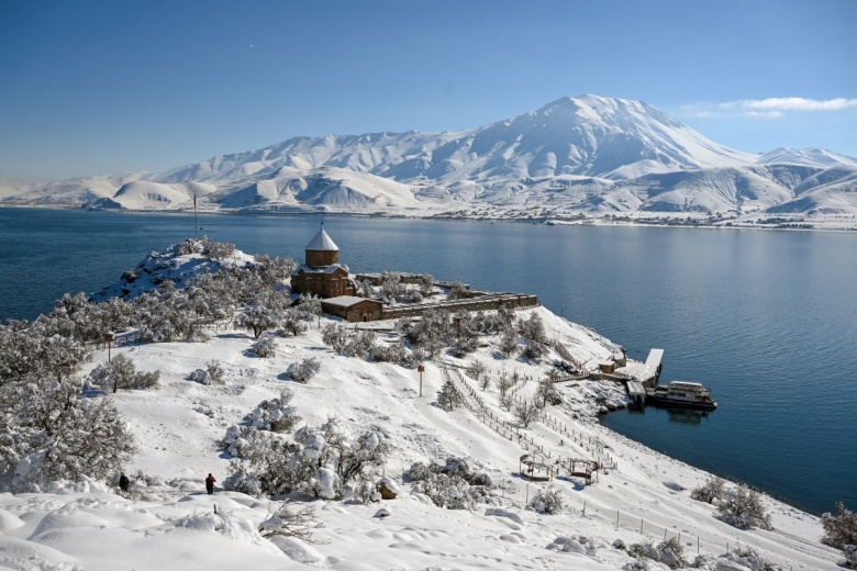 Akdamar Adası'ndan kış manzaraları