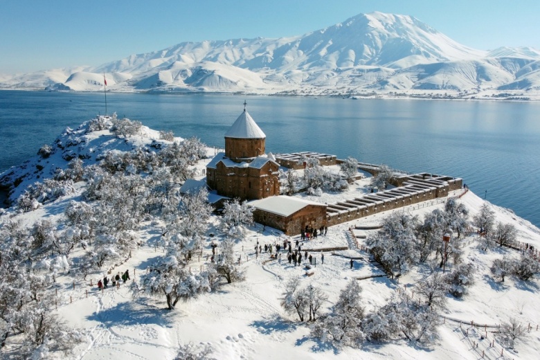 Akdamar Adası'ndan kış manzaraları