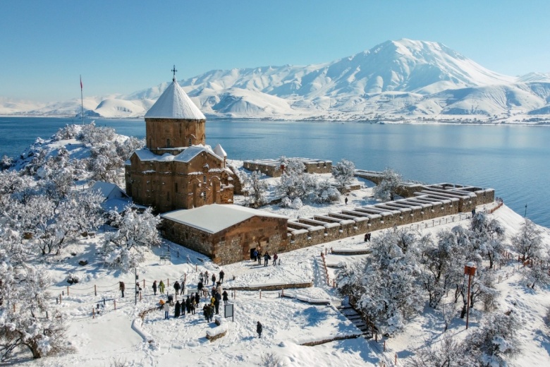 Akdamar Adası'ndan kış manzaraları