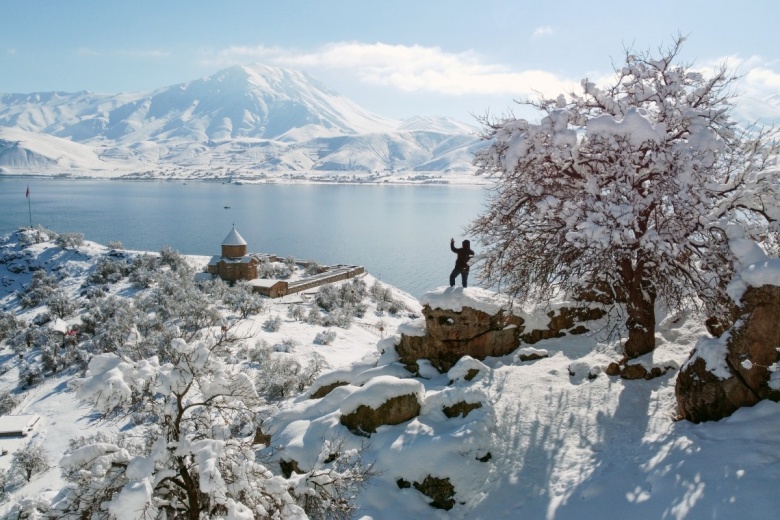 Akdamar Adası'ndan kış manzaraları