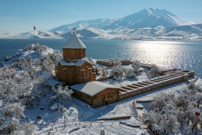 Akdamar Adası'ndan kış manzaraları