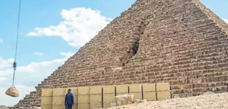 Mısır'da olmaz olsun böyle piramit restorasyonu derdirten manzara