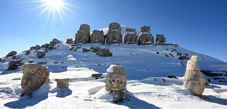 Karla kaplı Nemrut Dağı ve efsanevi heykelleri