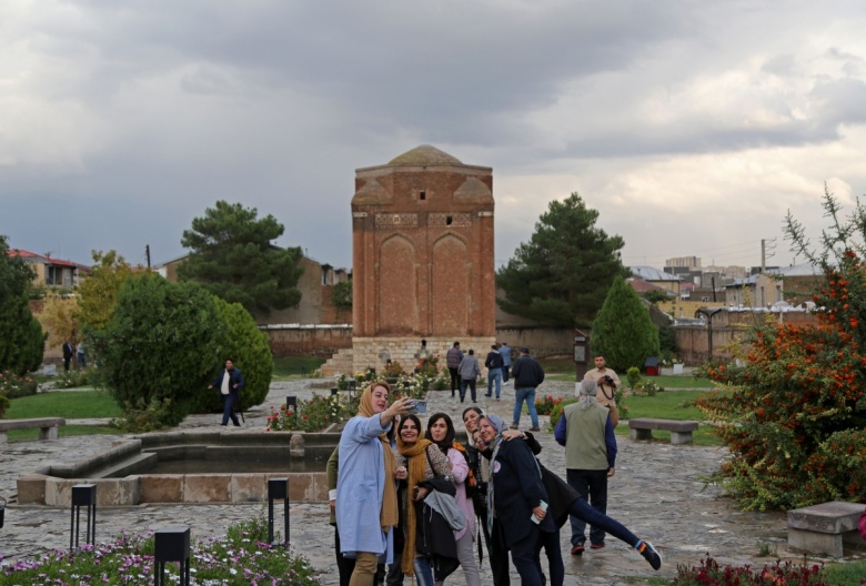 İran'ın Merağe kentindeki Selçuklu eseri Kızıl Kümbeti