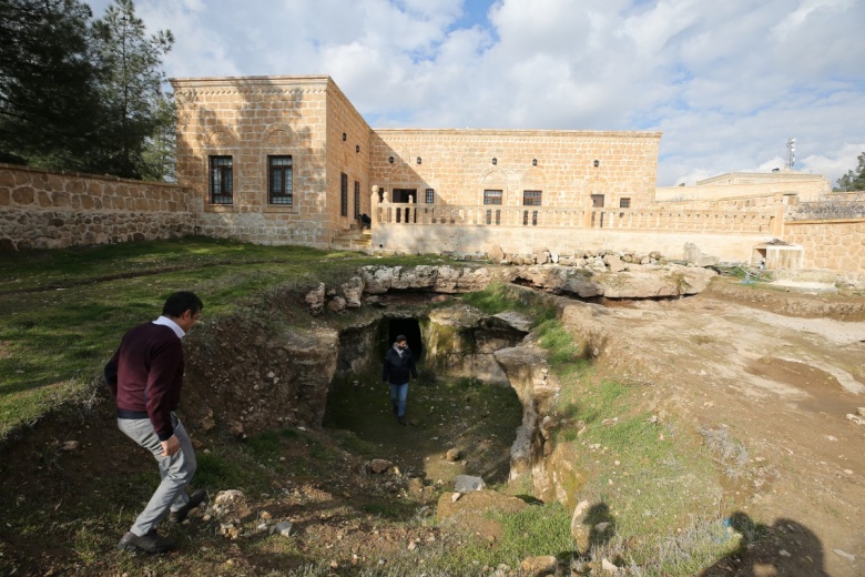 Mardin'in midyat ilçesindeki Matiate yer altı kentinde arkeoloji kazıları sürüyor