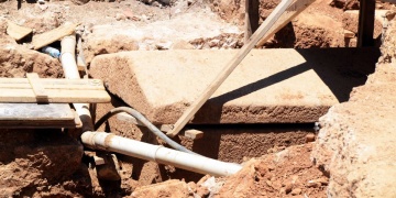 Bodrumda inşaat kazısı sırasında bir lahit mezar ortaya çıktı