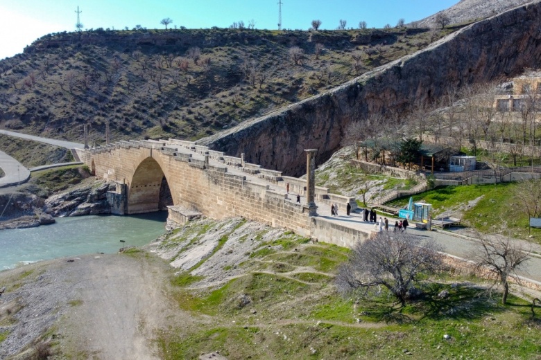 Nemrut Dağı Ören Yeri, Cendere Köprüsü, Karakuş Tümülüsü ve Perre Antik Kenti manzaraları