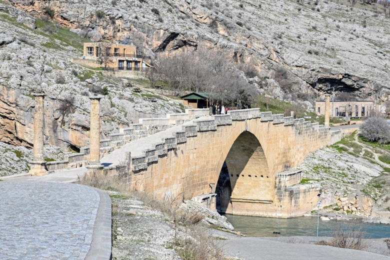 Nemrut Dağı Ören Yeri, Cendere Köprüsü, Karakuş Tümülüsü ve Perre Antik Kenti manzaraları