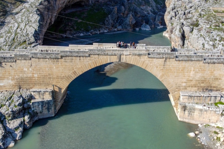 Nemrut Dağı Ören Yeri, Cendere Köprüsü, Karakuş Tümülüsü ve Perre Antik Kenti manzaraları