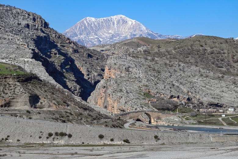 Nemrut Dağı Ören Yeri, Cendere Köprüsü, Karakuş Tümülüsü ve Perre Antik Kenti manzaraları