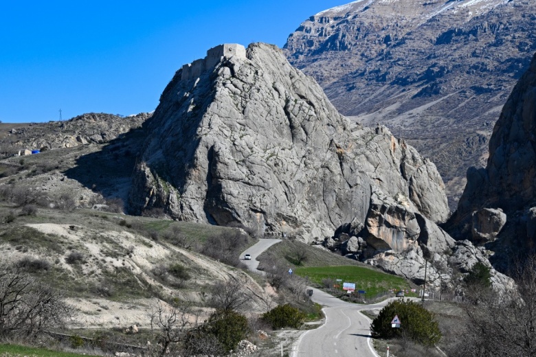 Nemrut Dağı Ören Yeri, Cendere Köprüsü, Karakuş Tümülüsü ve Perre Antik Kenti manzaraları