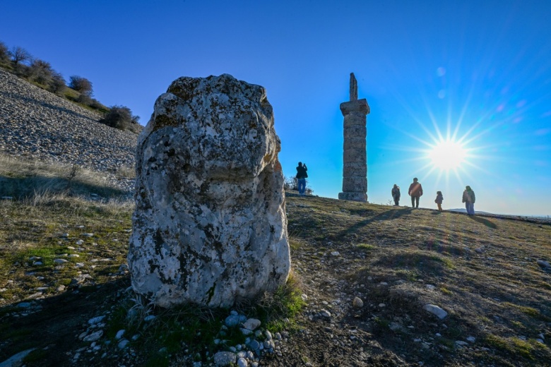 Nemrut Dağı Ören Yeri, Cendere Köprüsü, Karakuş Tümülüsü ve Perre Antik Kenti manzaraları