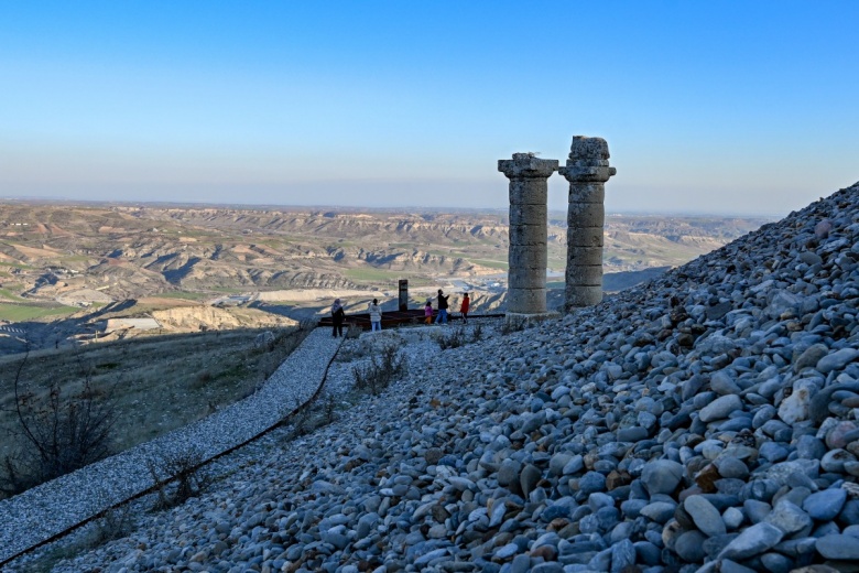 Nemrut Dağı Ören Yeri, Cendere Köprüsü, Karakuş Tümülüsü ve Perre Antik Kenti manzaraları
