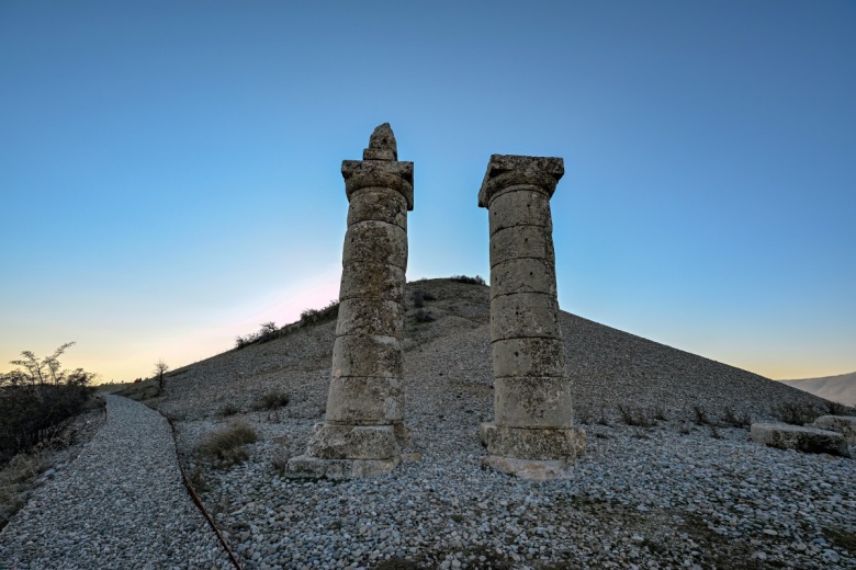Nemrut Dağı Ören Yeri, Cendere Köprüsü, Karakuş Tümülüsü ve Perre Antik Kenti manzaraları